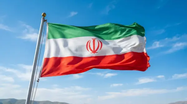 پرچم ایران با نوارهای سبز، سفید و قرمز در حال اهتزاز در باد